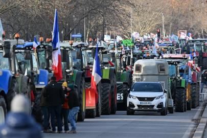 Fransa’da politikaları protesto eden çiftçiler traktörleri ile Paris’e ulaştı