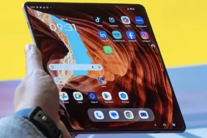 Motorola'dan kitap şeklinde katlanabilir telefon: Razr Fold
