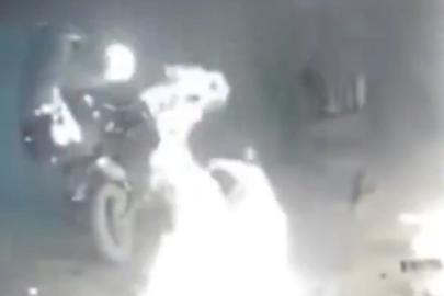 Peru'da bir şahıs dükkanı kundaklamak isterken kendini yaktı