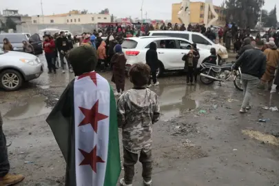 Suriyeliler yuvalarına dönmenin sevincini yaşıyor: Soğuk ve yağmura rağmen yüzleri gülüyor