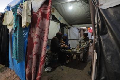 Gazzeli aile iftarını yıkılan evlerinin enkazında yaptı