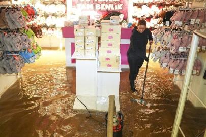 İzmir'de Alsancak ve Kordon'u su bastı, esnaf tepkili