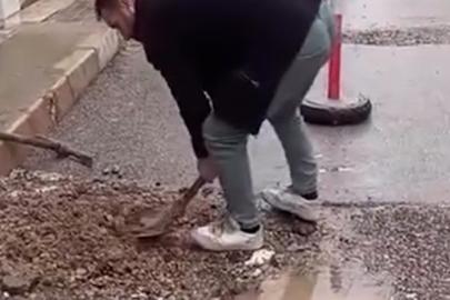 İzmir'de bozuk yolları vatandaşlar onarıyor