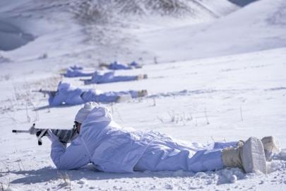 Özel harekat polisleri çetin kış şartlarına hazır