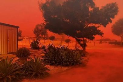 Avustralya'da gökyüzü kızıl oldu: Nedeni buymuş