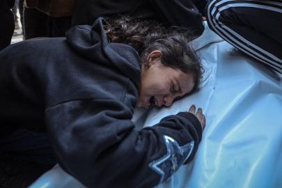 Filistinli bir kızın babasının naaşı başındaki feryadı: Lütfen uyan baba