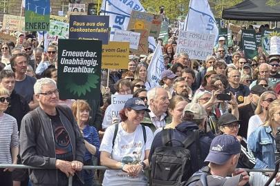 Almanya'da vatandaşlar hükümetin enerji politikalarını protesto etti