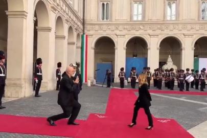 Edi Rama, Meloni'nin karşısında diz çöktü