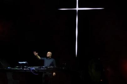 Gündüzleri kilise rahiplik yapan DJ, geceleri ise elektronik müziği ile pistleri dolduruyor
