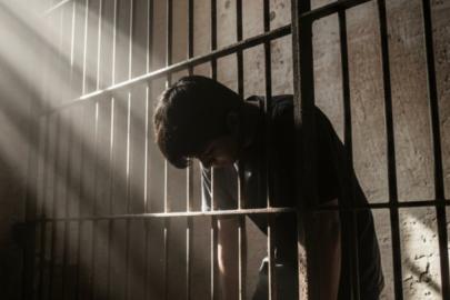 İsveç'te ağır suç işleyen çocuklar için hapis yaşı 13'e düşürülecek