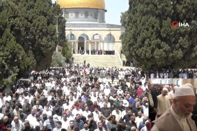 Mescid-i Aksa'da cuma namazı: 75 bin kişiyle eda edildi