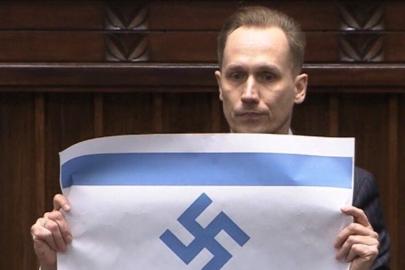 Polonya Parlamentosu’nda milletvekili, Nazi sembollü İsrail bayrağı açtı