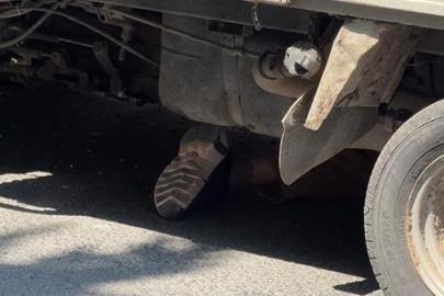 18 Yaşındaki Sürücü Ehliyetsiz Çıktı: İşçiye Çarpan Kamyonet Kazasında Bir Kişi Hayatını Kaybetti