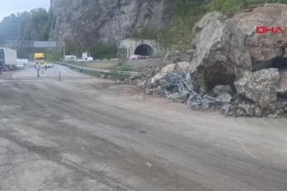 Artvin'de heyelan paniği! Dev kaya parçaları yolu kapattı