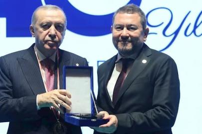 Cumhurbaşkanı Erdoğan Nazım Torbaoğlu'na Birlik Vakfı 40. Yıl Ödülünü Verdi