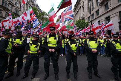 Londra'da on binlerin katıldığı karşıt mitinglerde yoğun polis önlemi alındı